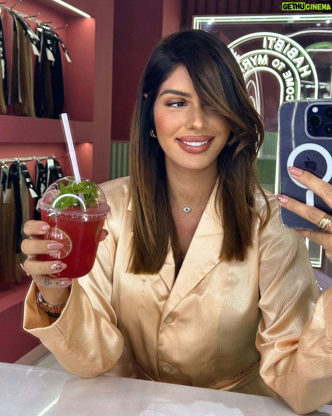 Sarah Lopez Instagram - Alors, cette nouvelle coupe pour l’automne ? On en pense quoi mes petits virgin mojitos ? 😂 Dubai, United Arab Emiratesدبي