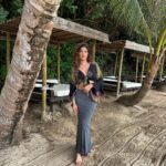 Sarah Lopez Instagram - Je me suis de nouveau bouclé les cheveux puisque tout le monde a fini par me dire que le rendu était plutôt pas mal… vous aimez toujours ? Photo prise en Thaïlande à @pimalaikohlanta , destination que je recommande en famille. Vrai bonheur merci @odasie_voyages ☺️ Pimalai Resort & Spa , Koh Lanta