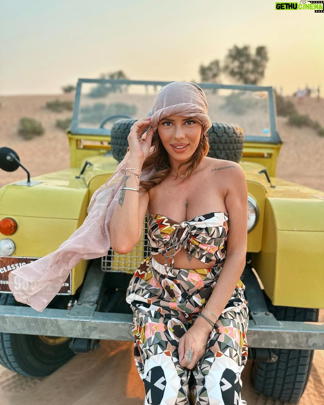 Sarah Lopez Instagram - Encore une journée incroyable à tes côtés et une magnifique journée dans le désert de Dubaï 🐪 Desert Safari Dubai