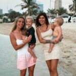 Sarah Lopez Instagram - Quel bonheur d’avoir dans sa vie une famille aussi unie. Je vous le souhaite à toutes… et je me le souhaite aussi un peu ❤️ The Westin Dubai Mina Seyahi Beach Resort & Marina