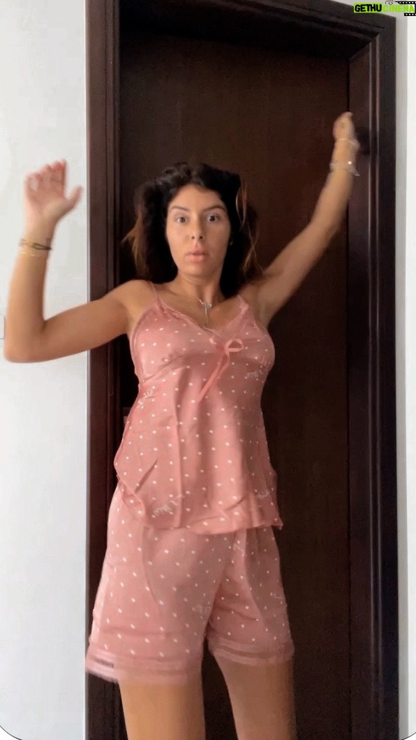 Sarah Lopez Instagram - Est-ce que je peux avoir une telle porte magique ? Mon chéri serait content 😂 Dubai, United Arab Emiratesدبي