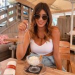 Sarah Lopez Instagram - Bonne semaine à tous 🖤 Pour moi aujourd’hui c’est repas au bord de la mer et coiffeur chez @royalextension 🖤 Cannes