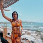 Sarah Lopez Instagram – Dimanche parfait 💐 PRAO PLAGE – Officiel