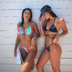 Sarah Lopez Instagram - Un dimanche à la plage 💜 Théoule-sur-Mer