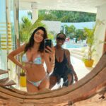Sarah Lopez Instagram - Et oui dans les tournages on peut se faire plus que des amis 💙, parfois une soeur 💜 @noemie_mabelleuh je t’aime Las Terrenas
