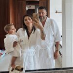 Sarah Lopez Instagram - Après 👨‍👩‍👦 / Avant 🤰ma famille que j’aime 🥰 Pimalai Resort and Spa