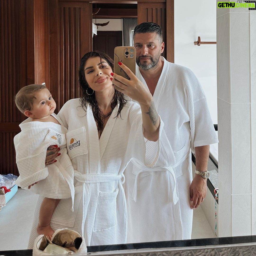 Sarah Lopez Instagram - Après 👨👩👦 / Avant 🤰ma famille que j’aime 🥰 Pimalai Resort and Spa