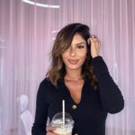 Sarah Lopez Instagram - TRANSFORMATION ! Et voilà le résultat… mon nouveau look capillaire, vous aimez les filles ? 🥹 Dubai, United Arab Emiratesدبي