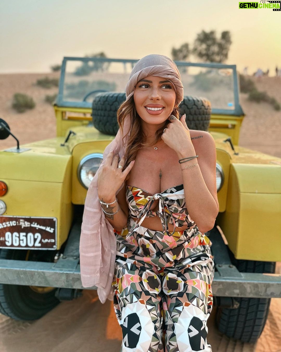 Sarah Lopez Instagram - Encore une journée incroyable à tes côtés et une magnifique journée dans le désert de Dubaï 🐪 Desert Safari Dubai