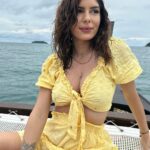 Sarah Lopez Instagram - Gé s’en donne à cœur joie pendant nos vacances en Thaïlande avec sa GoPro. Et rien n’aurait pu gâcher un aussi beau moment avec mon amoureux, pas même la grisaille. Je ne connaissais pas ce coin de paradis mais je lui trouve quelque chose de très apaisant. J’adore tous nos moments et suis très heureuse de pouvoir partager ça avec vous ❤️ Merci à @kiriphuket de nous avoir fait vibrer dans ce longtail 🫶🏼 et merci à @odasie_voyages pour ce choix d’activité 😍 #publicité Phuket City