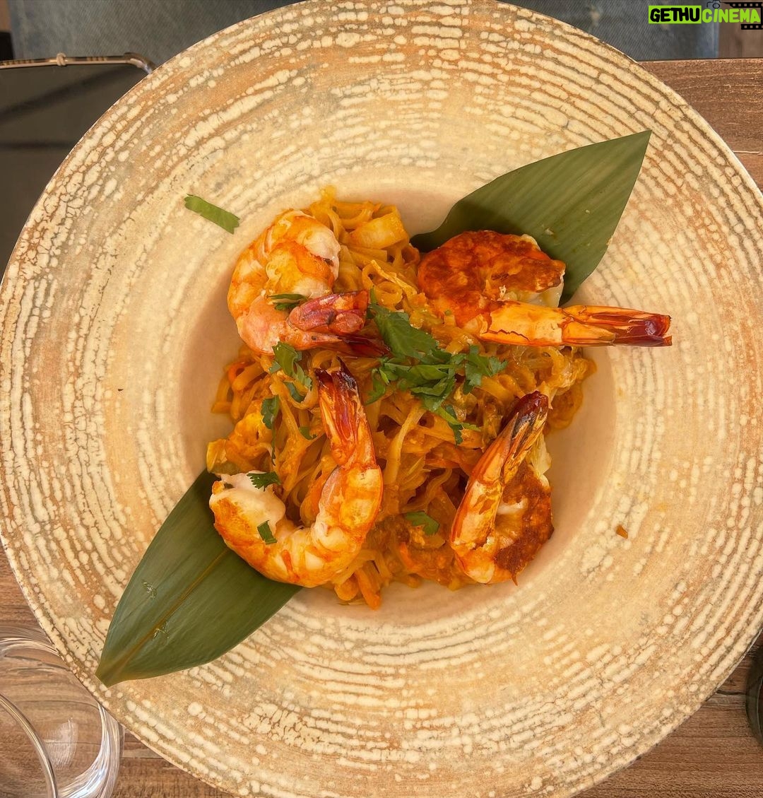 Sarah Lopez Instagram - Bonne semaine à tous 🖤 Pour moi aujourd’hui c’est repas au bord de la mer et coiffeur chez @royalextension 🖤 Cannes