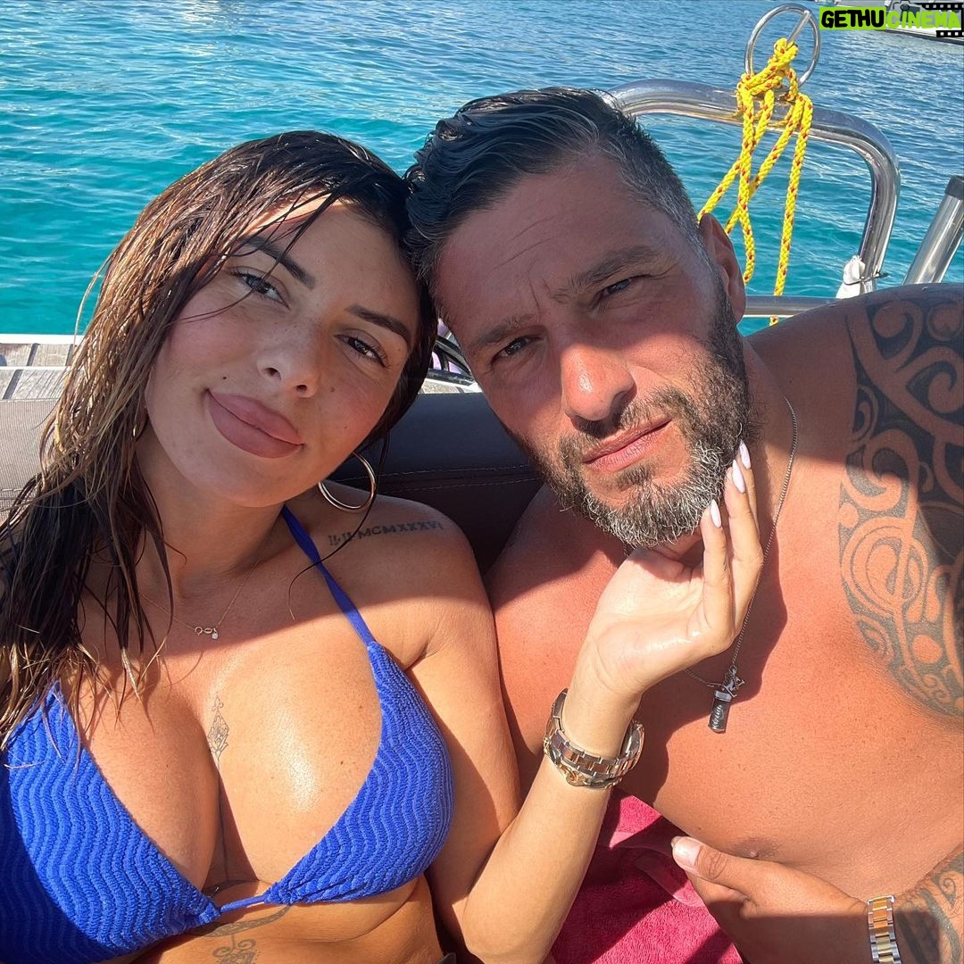 Sarah Lopez Instagram - Merci à mon chéri d’être là dans les bons comme dans les mauvais moments. Aujourd’hui on a fait une journée en amoureux bateau pour se changer les idées. Et vous ? Îles de Lérins