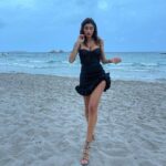Sarah Lopez Instagram – C’est le week-end !!! Aujourd’hui pour moi gros tri dans mes vêtements je suis un peu perdu à savoir si je teste @vinted ou si je vais directement les donner à une association. Sinon vous avez quoi de prévus ce week ?