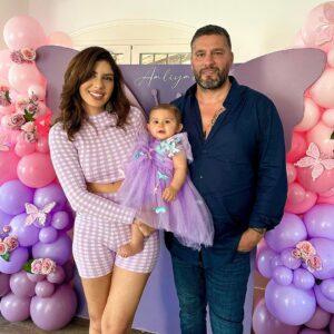 Sarah Lopez Instagram - 7 mois que tu fais parti de notre vie et quel cadeau 🎁 ! Alors oui je le fête chaque mois car tu as changé  notre vie 💜 Alors le thème 🦋 vous avez aimé ?