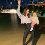 Sarah Lopez Instagram - D’une année à une autre. SWIPE (il y’a un an au même endroit avec ma fille)