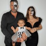 Sarah Lopez Instagram - Des bonbons ou un gros câlin d’Aaliyah ? Premier Halloween en famille et on s’est tous prêtés au jeu des déguisements… alors, vous en pensez quoi de mon pizzaiolo malhabile et de ma princesse ? Côte d'Azur - French Riviera