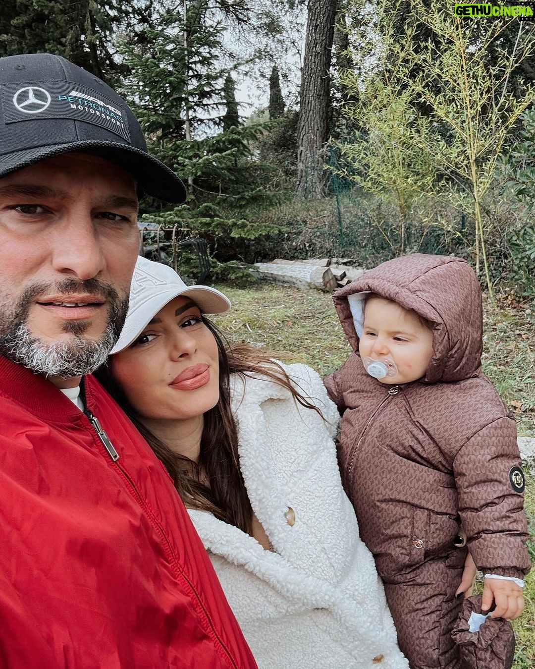 Sarah Lopez Instagram - Bon dimanche à tous. Nous on a fait un petit tour histoire de prendre l’air en famille ❤️ j’aime trop comment mon petit 🐻 me regarde sur la deuxième photo 🤗 Côte d'Azur - French Riviera
