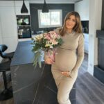 Sarah Lopez Instagram - 9 mois séparent ces deux photos 🥹 j’ai voulu mettre la même robe à l’envers 😂 et la faire au même endroit. Je t’aime ma fille joyeux 9 eme moinniversaire ❤️