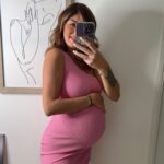 Sarah Lopez Instagram - Ma fille a huit mois… la tradition aurait voulu qu’on fasse, comme toujours, notre petit rituel des moisniversaires mais avec le retour de Thaïlande et le décalage horaire, j’ai préféré laisser tranquille ma princesse. Pour l’occasion, j’avais quand même envie de vous partager ces 2 précieuses photos. Pas besoin d’en dire plus, parfois, les images se suffisent à elles-mêmes. #mamanheureuse #cicatricepourlavie