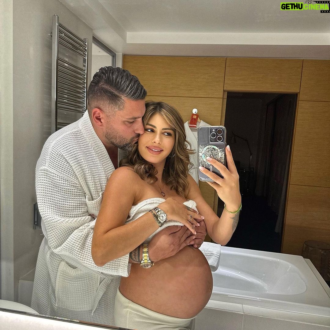Sarah Lopez Instagram - Après 👨👩👦 / Avant 🤰ma famille que j’aime 🥰 Pimalai Resort and Spa