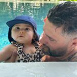 Sarah Lopez Instagram - Que les vacances en Thaïlande commencent !! Je suis trop contente d’être parti en famille ❤️ ça va être que des moments incroyables ! J’ai hâte de vous faire vivre ça 😍🇹🇭 Aaliyah est pas trop mignonne avec son maillot de bain léopard 🐆 ? 🫠 The Vijitt Resort Phuket