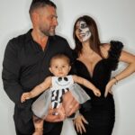 Sarah Lopez Instagram - Des bonbons ou un gros câlin d’Aaliyah ? Premier Halloween en famille et on s’est tous prêtés au jeu des déguisements… alors, vous en pensez quoi de mon pizzaiolo malhabile et de ma princesse ? Côte d'Azur - French Riviera