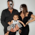 Sarah Lopez Instagram - Des bonbons ou un gros câlin d’Aaliyah ? Premier Halloween en famille et on s’est tous prêtés au jeu des déguisements… alors, vous en pensez quoi de mon pizzaiolo malhabile et de ma princesse ? Côte d'Azur - French Riviera