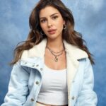 Sarah Lopez Instagram - Moi si j’étais née aux États Unis dans les 90’s ! Quelle est la plus ressemblante ?