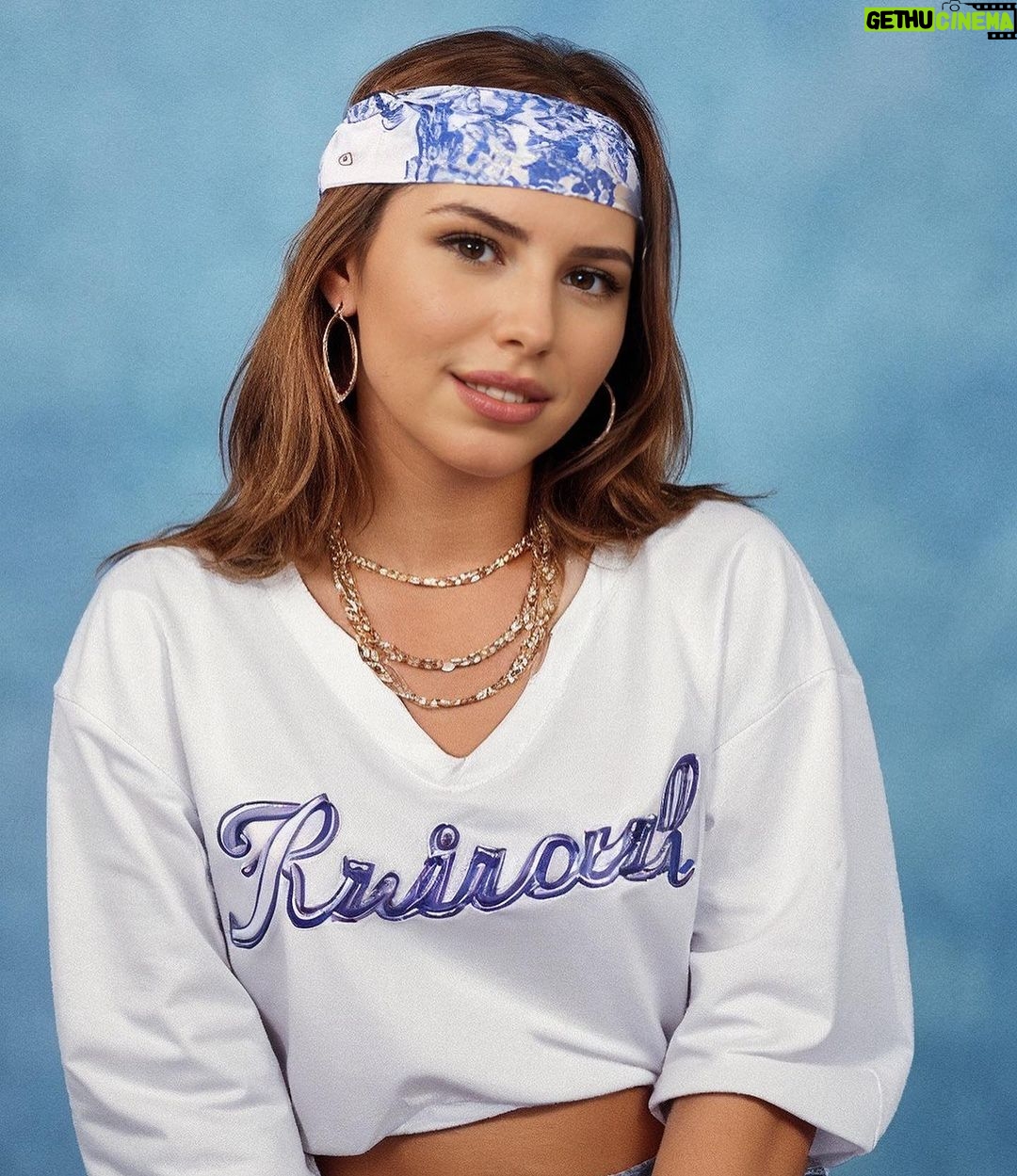 Sarah Lopez Instagram - Moi si j’étais née aux États Unis dans les 90’s ! Quelle est la plus ressemblante ?