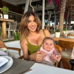 Sarah Lopez Instagram - Merci à mon chéri pour ce cadeau de rêve à Mykonos. J’ai passé 5 jours de rêve à vos côtés. Je vous aime ❤️ le premier voyage d’Aaliyah c’est super bien passé et vous à quel âge votre enfant a voyagé pour la première fois ? Et où ?