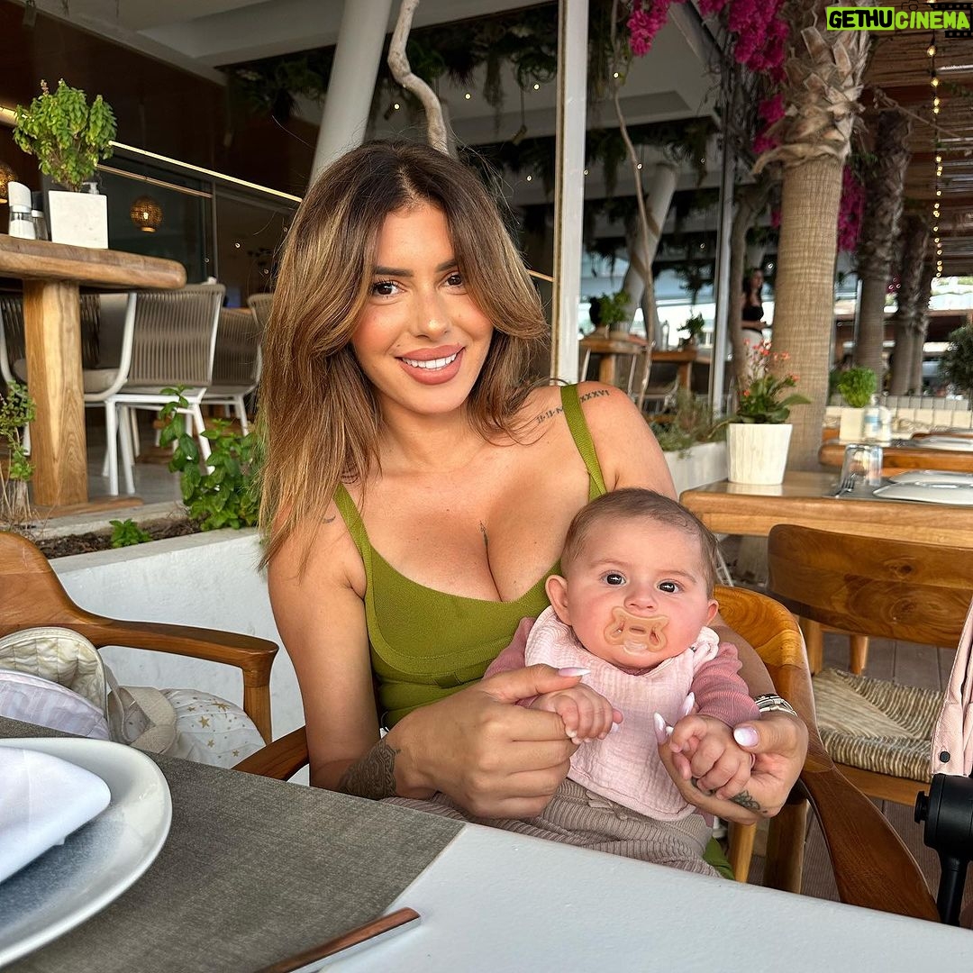 Sarah Lopez Instagram - Merci à mon chéri pour ce cadeau de rêve à Mykonos. J’ai passé 5 jours de rêve à vos côtés. Je vous aime ❤️ le premier voyage d’Aaliyah c’est super bien passé et vous à quel âge votre enfant a voyagé pour la première fois ? Et où ?