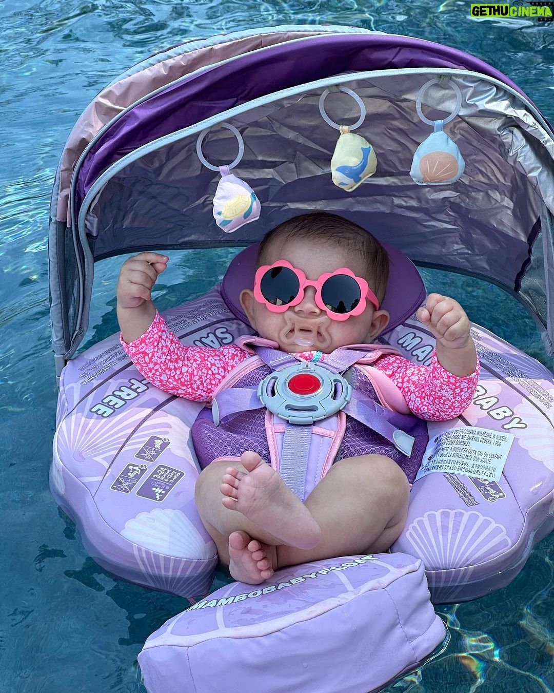 Sarah Lopez Instagram - Pardon mais je me devais absolument de vous partager cette photo : déjà au Baby spa, je me rendais bien compte qu’elle était très à l’aise mais alors là… c’est le pompon 😂💜 (À noter : la position de la main droite) À votre avis, ce sera un sacré numéro ?