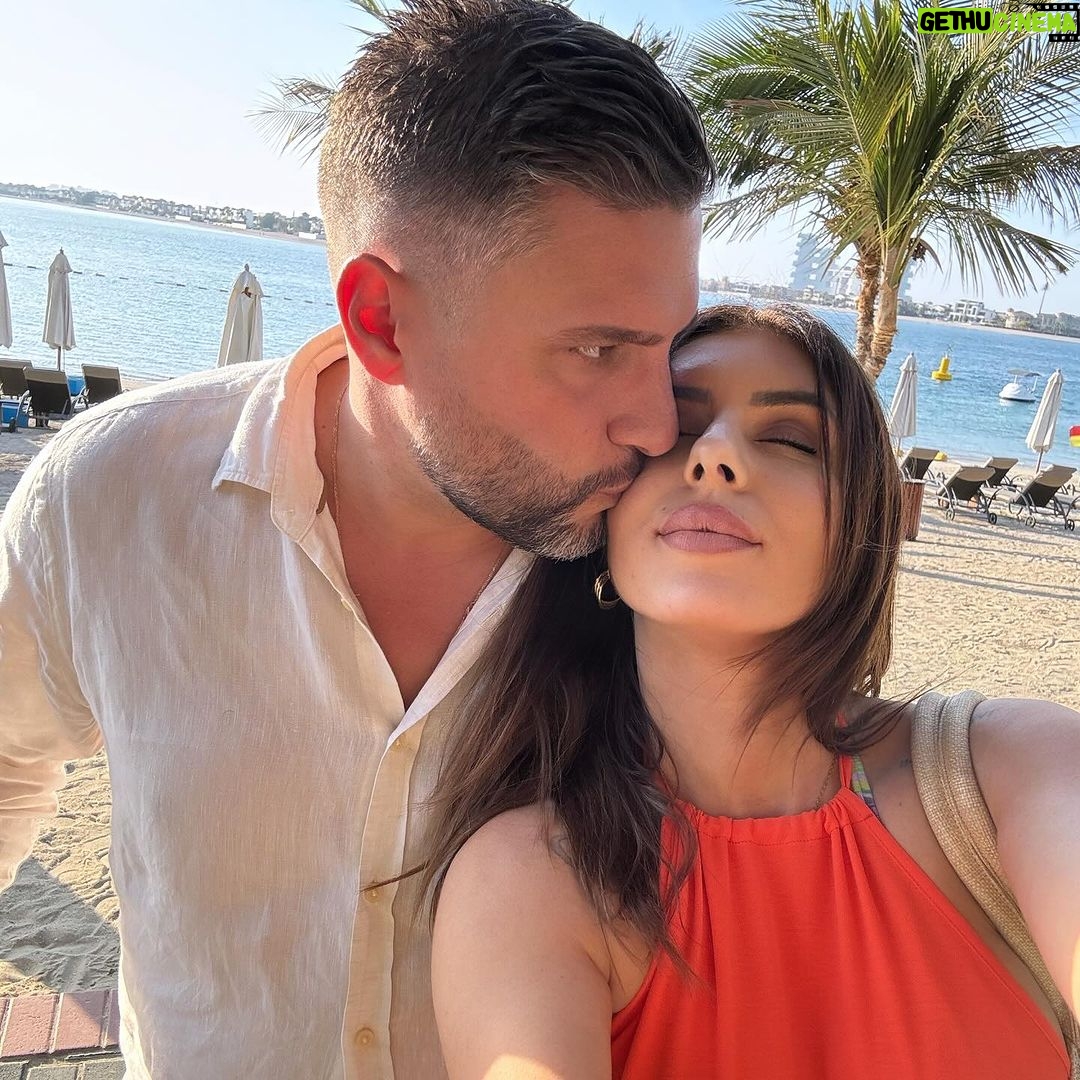 Sarah Lopez Instagram - Qu’est ce qu’il me manque ❤️ je t’aime mon amour de toute ma vie. Je vous souhaite à tous de trouver votre âme sœur ❤️ Dubai, United Arab Emirates