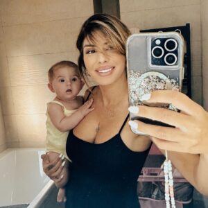 Sarah Lopez Instagram - Elle n’est pas forcément « Instagramable » avec les traces sur mon miroir mais je la trouve si jolie. La façon dont Aaliyah me tient et regarde dans la même direction que moi me fait craquer. Je t’aime ma fille. Le rôle de maman est parfois si dure et fatiguant mais je vous assure c’est le plus beau. Chaque jour elle apprend à faire quelque chose de nouveau. Chaque jour est différent à tes côtés. Et chaque jour je remercie Dieu de t’avoir avec moi ❤️