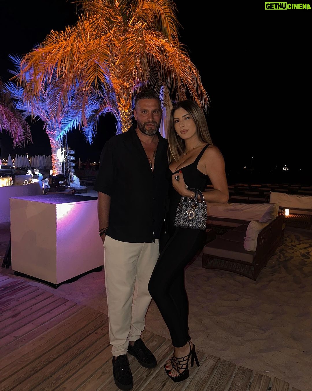 Sarah Lopez Instagram - Quand les darons sont de sortie 😍 c’est hyper important de pouvoir sortir en couple sans bébé quand on peut le faire ❤️ Cannes
