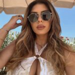 Sarah Lopez Instagram - Je vous présente mes essentiels pour l’été : n’oubliez surtout pas de vous protéger ! On ne plaisante pas avec le soleil et surtout, profitez bien de vos vacances ☀️ et courage à tous ceux qui bossent ❤️ Crème protectrice @dior Huile bronzage en spray @action.france Brume parfumée @thebodyshop Masque lèvres @laneige_europe Mandelieu-la-Napoule
