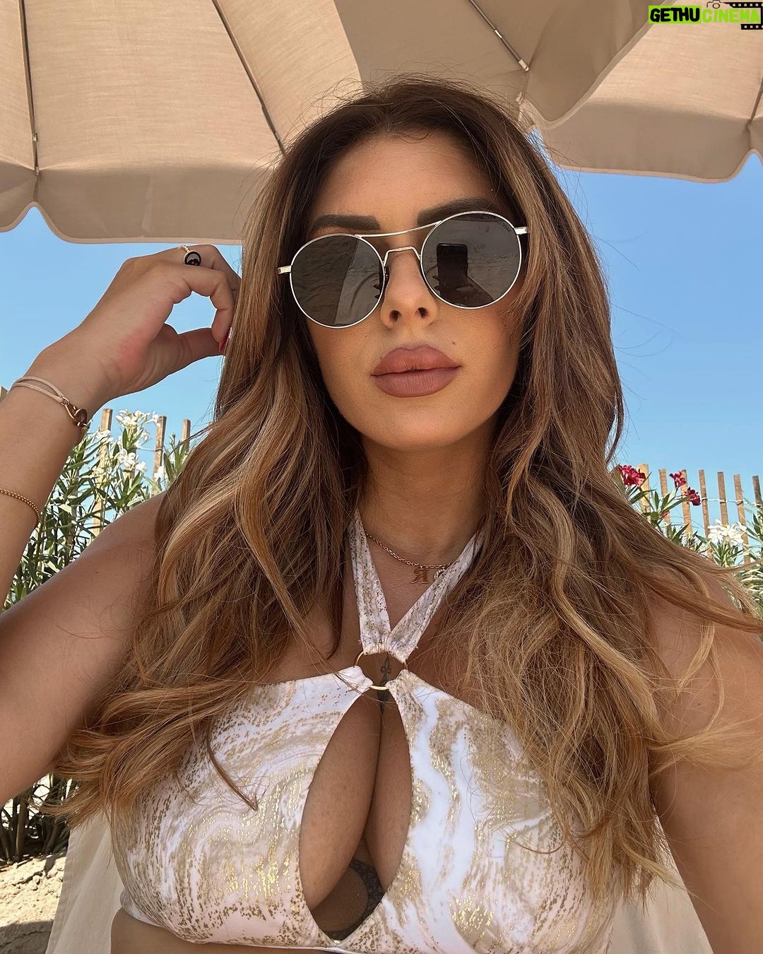 Sarah Lopez Instagram - Je vous présente mes essentiels pour l’été : n’oubliez surtout pas de vous protéger ! On ne plaisante pas avec le soleil et surtout, profitez bien de vos vacances ☀️ et courage à tous ceux qui bossent ❤️ Crème protectrice @dior Huile bronzage en spray @action.france Brume parfumée @thebodyshop Masque lèvres @laneige_europe Mandelieu-la-Napoule