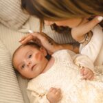Sarah Lopez Instagram - Bon week-end à tous de la part de princesse Aaliyah qui a une vie bien remplie entre baby spa et séances câlins avec ses parents. On vous aime fort ! 📸 : @chloethphoto
