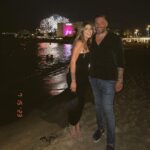 Sarah Lopez Instagram - Bon j’ai réussi à sauver une photo parmis les centaines de photos que @camillefroment_ nous as fait 😂😂 un feu d’artifice très très loin, on aura bien rigolé en tout cas. ❤️ Mandelieu-la-Napoule