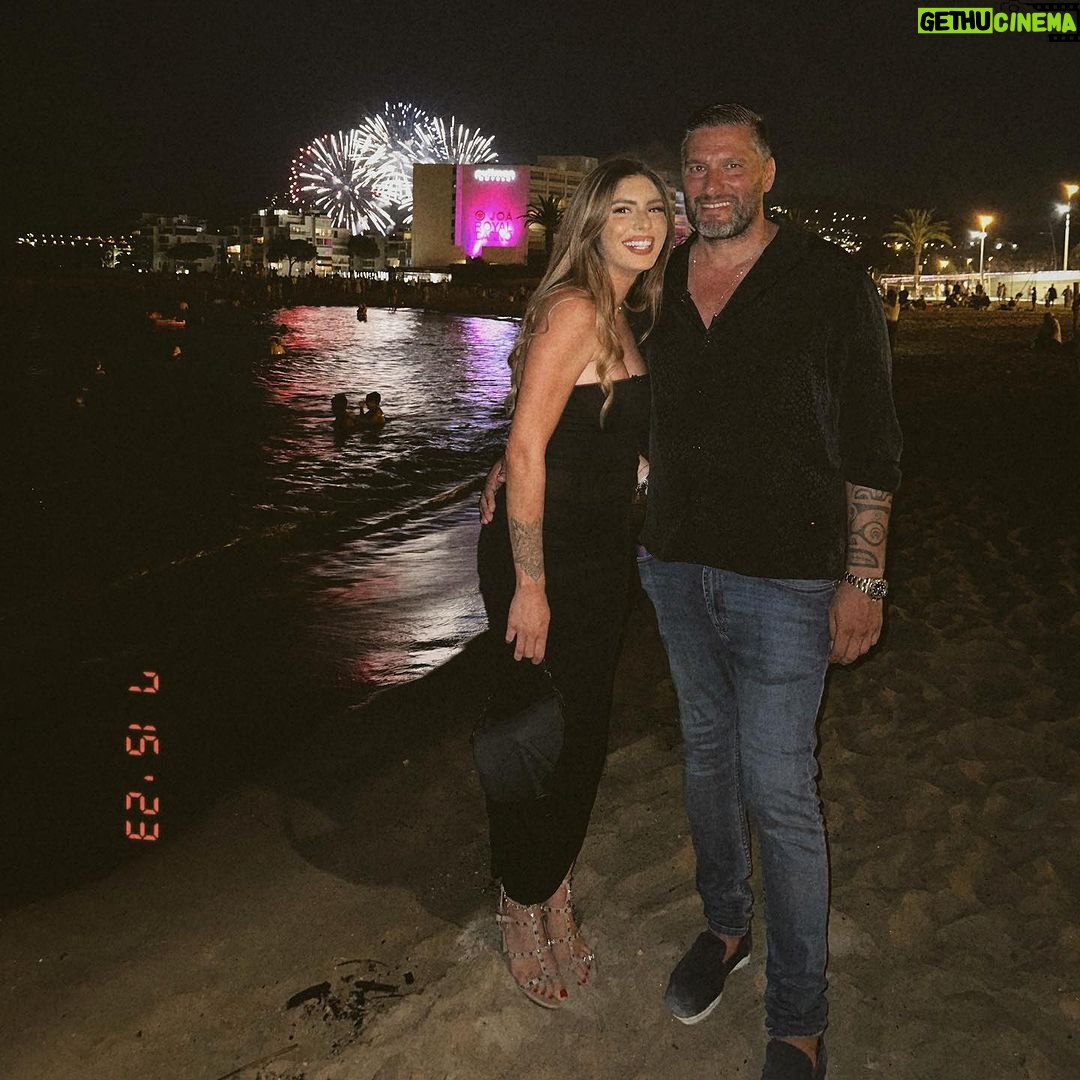 Sarah Lopez Instagram - Bon j’ai réussi à sauver une photo parmis les centaines de photos que @camillefroment_ nous as fait 😂😂 un feu d’artifice très très loin, on aura bien rigolé en tout cas. ❤️ Mandelieu-la-Napoule