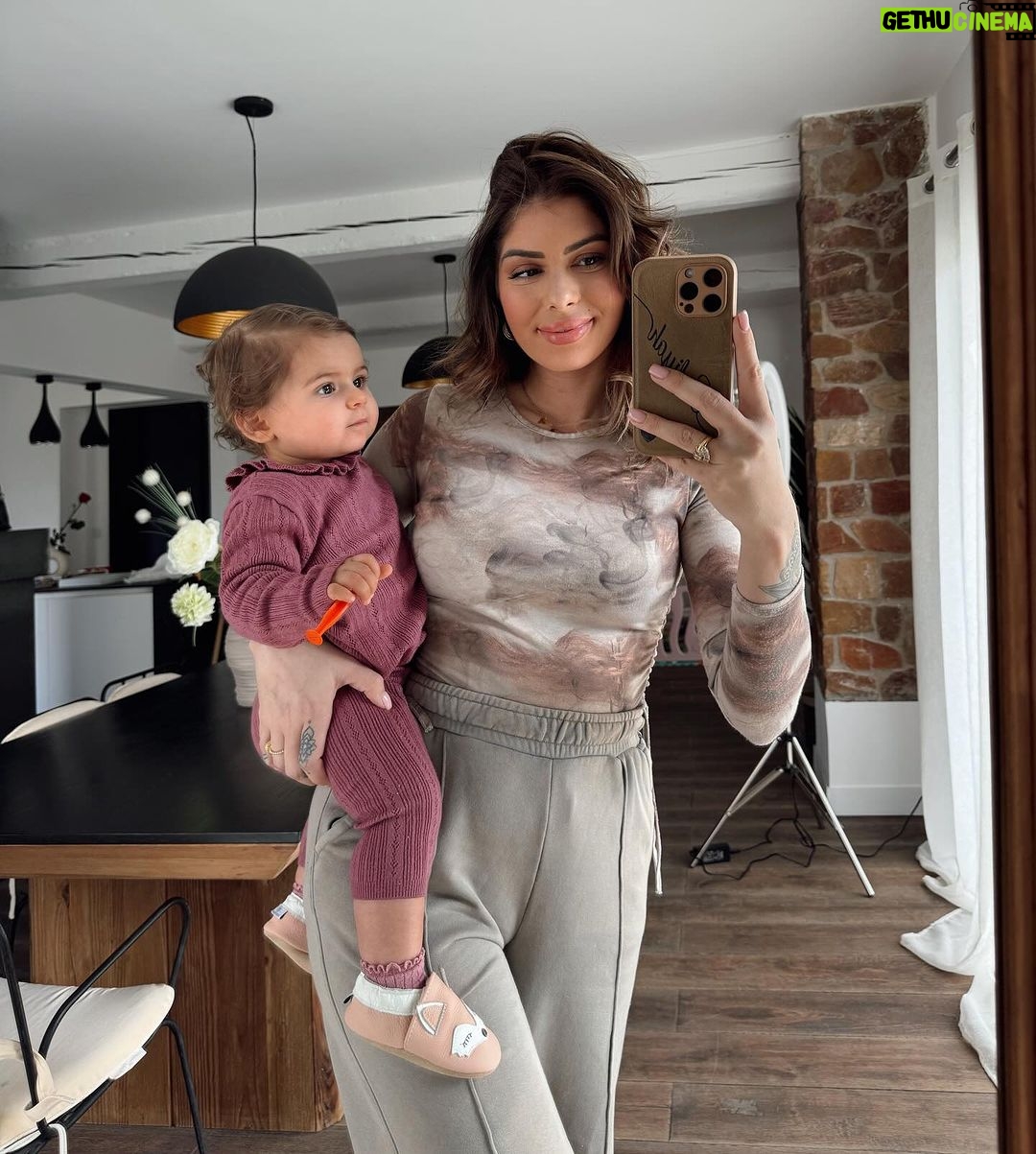Sarah Lopez Instagram - ❤️ quel est l’âge que vous avez préféré de votre bébé ?