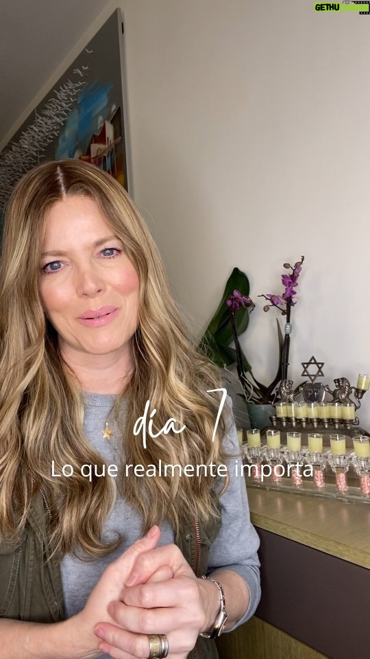Sarah Mintz Instagram - ¡Encendemos la séptima vela de la Janukia! Hoy es un día para pedir por lo importante, aquello que nos alimenta espiritualmente 🕯️ ¿Saben cuál es el pedido para el día de mañana? Los leemos en comentarios #Januca #Janukia #Oracion #Festividad