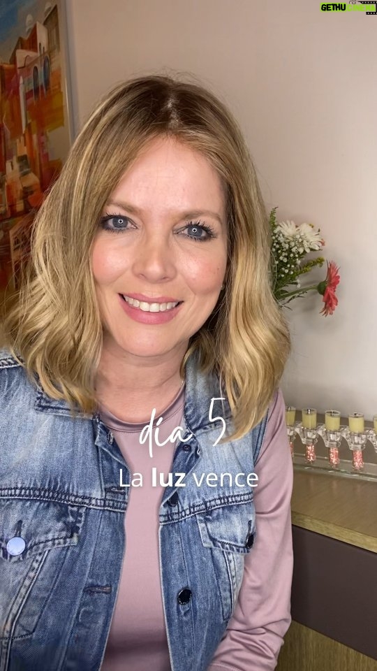 Sarah Mintz Instagram - ¡Hoy la luz vence la oscuridad! 🕯️ Con más velas encendidas que apagadas, esta noche es propicia para pedir más sabiduría y divinidad y que mejor forma de encontrar esto en nuestras vidas que estudiando la Torá. Disfrutemos cada día juntos, gracias por acompañarme en esta festividad que tanto amo. #Januca #Tora #Festividad