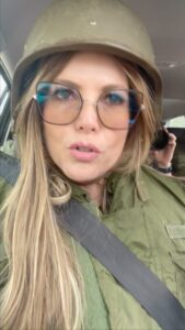 Sarah Mintz Instagram - No les puedo explicar lo que viví hoy en los kibbutzim 💙 pronto les mostraré los vídeos en @momento.de.saber @matyduek 🎥 @yitzyis_photos @isaac_kelman_