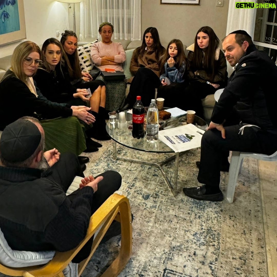 Sarah Mintz Instagram - היינו אצל משפחתו של הלוחם נתנאל מנחם איתן ז"ל שנפל כשנלחם בגבורה בעזה , אין להם מאז חיים יצאתי משם שלולית כולי דמעות לחשוב מה הם עוברים מנציחים כולנו את זכרו. משפחתו וארוסתו מבקשת להנציחו באופנוע טיפול נמרץ ולהמשיך את דרכו בהצלת חיים. עזרו לנו בתרומה לזכרו למען כולנו. #פוריועולמי #פוריו @shalom_mosse Israel