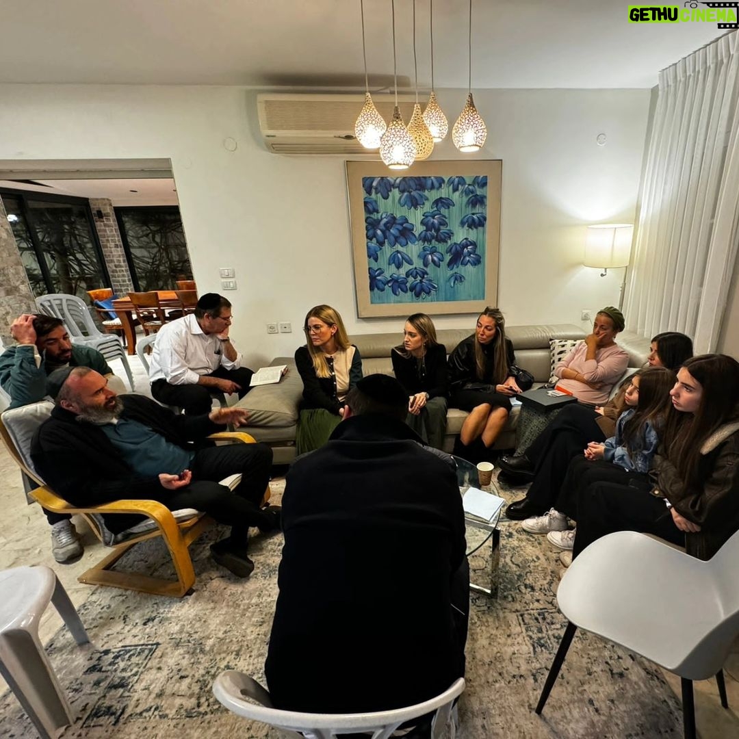 Sarah Mintz Instagram - היינו אצל משפחתו של הלוחם נתנאל מנחם איתן ז"ל שנפל כשנלחם בגבורה בעזה , אין להם מאז חיים יצאתי משם שלולית כולי דמעות לחשוב מה הם עוברים מנציחים כולנו את זכרו. משפחתו וארוסתו מבקשת להנציחו באופנוע טיפול נמרץ ולהמשיך את דרכו בהצלת חיים. עזרו לנו בתרומה לזכרו למען כולנו. #פוריועולמי #פוריו @shalom_mosse Israel