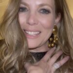 Sarah Mintz Instagram - No lo puedo creer!!!!! ESTE VÍDEO COMO NO LO PUBLIQUE ANTES 😱😱😱😱 Wuuuaoooo mi alma hablo!!! 🫣 @chevi_montag_wigs @julliethdussan_joyas @daniella.faye @miracanelatv 💓🥰🎥🎬