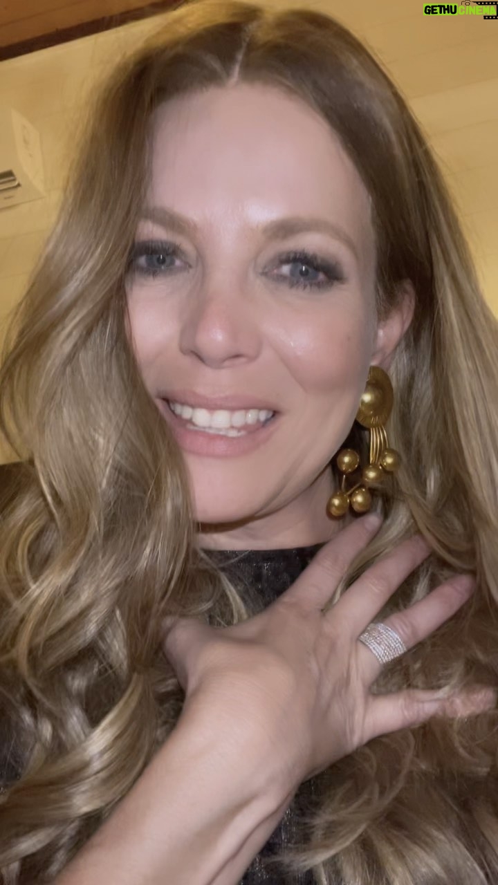 Sarah Mintz Instagram - No lo puedo creer!!!!! ESTE VΓDEO COMO NO LO PUBLIQUE ANTES π±π±π±π± Wuuuaoooo mi alma hablo!!! π«£ @chevi_montag_wigs @julliethdussan_joyas @daniella.faye @miracanelatv ππ₯°π₯π¬
