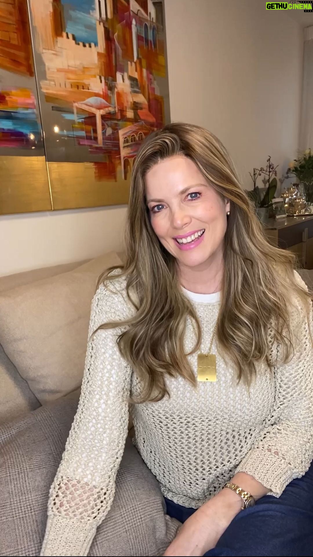 Sarah Mintz Instagram - Hay que aprender a juzgarnos a nosotros mismos de la manera correcta, y no temer a pedir ayuda cuando la necesitamos 🤍✨