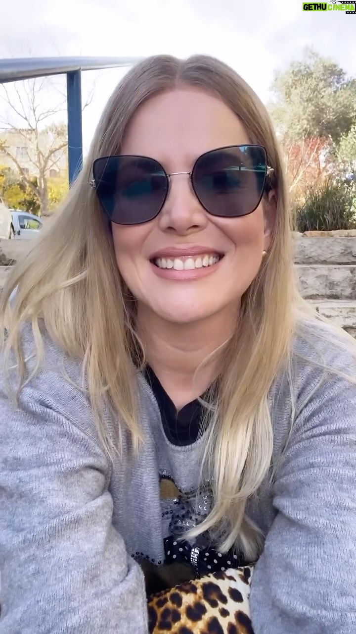 Sarah Mintz Instagram - Una reflexión sobre la importancia de resguardarnos, pero no aislarnos. Tú eliges quién y qué pasa por tus portones. Una enseñanza del 10 de Tevet 🖤